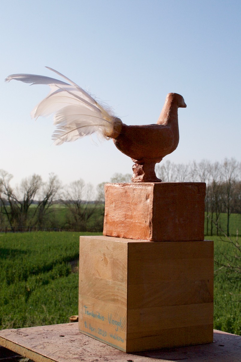 „VOGEL“, 2020, Terrakotta, Holz, Höhe 38 cm
