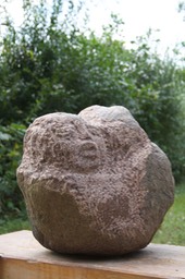 "Wippende Gea", 2021, Findling, Höhe 42 cm