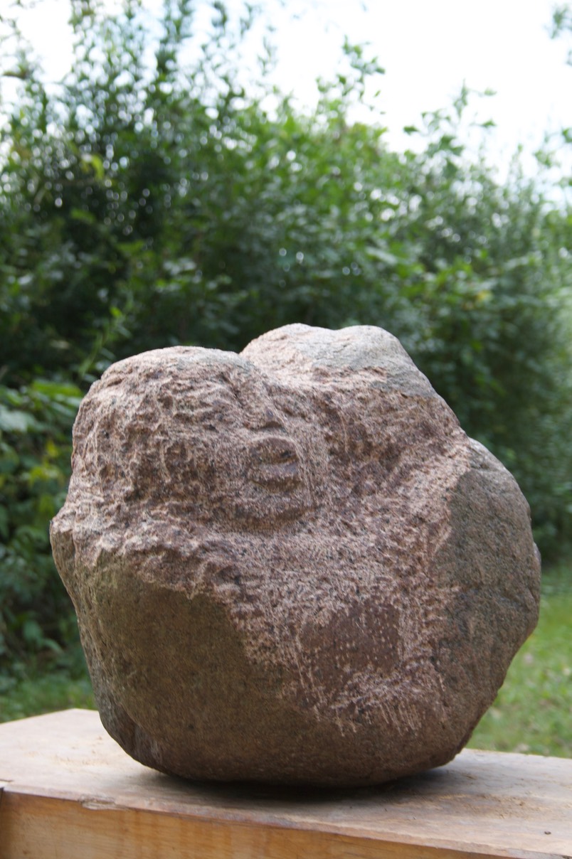 "Wippende Gea", 2021, Findling, Höhe 42 cm