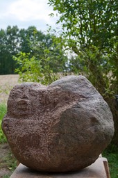 "Wippende Gea", 2021, Findling, Höhe 42 cm