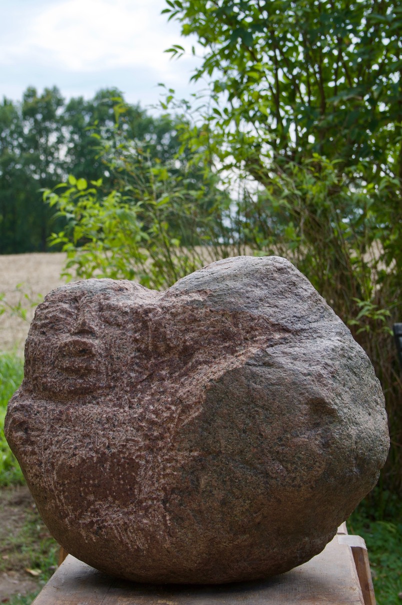 "Wippende Gea", 2021, Findling, Höhe 42 cm