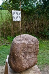 MIT FAHNE,Stein 2021, Findling, Höhe des Steines 45 cm, Gesamthöhe 84 cm