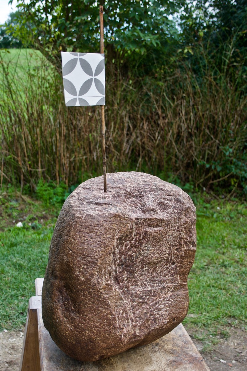 MIT FAHNE,Stein 2021, Findling, Höhe des Steines 45 cm, Gesamthöhe 84 cm